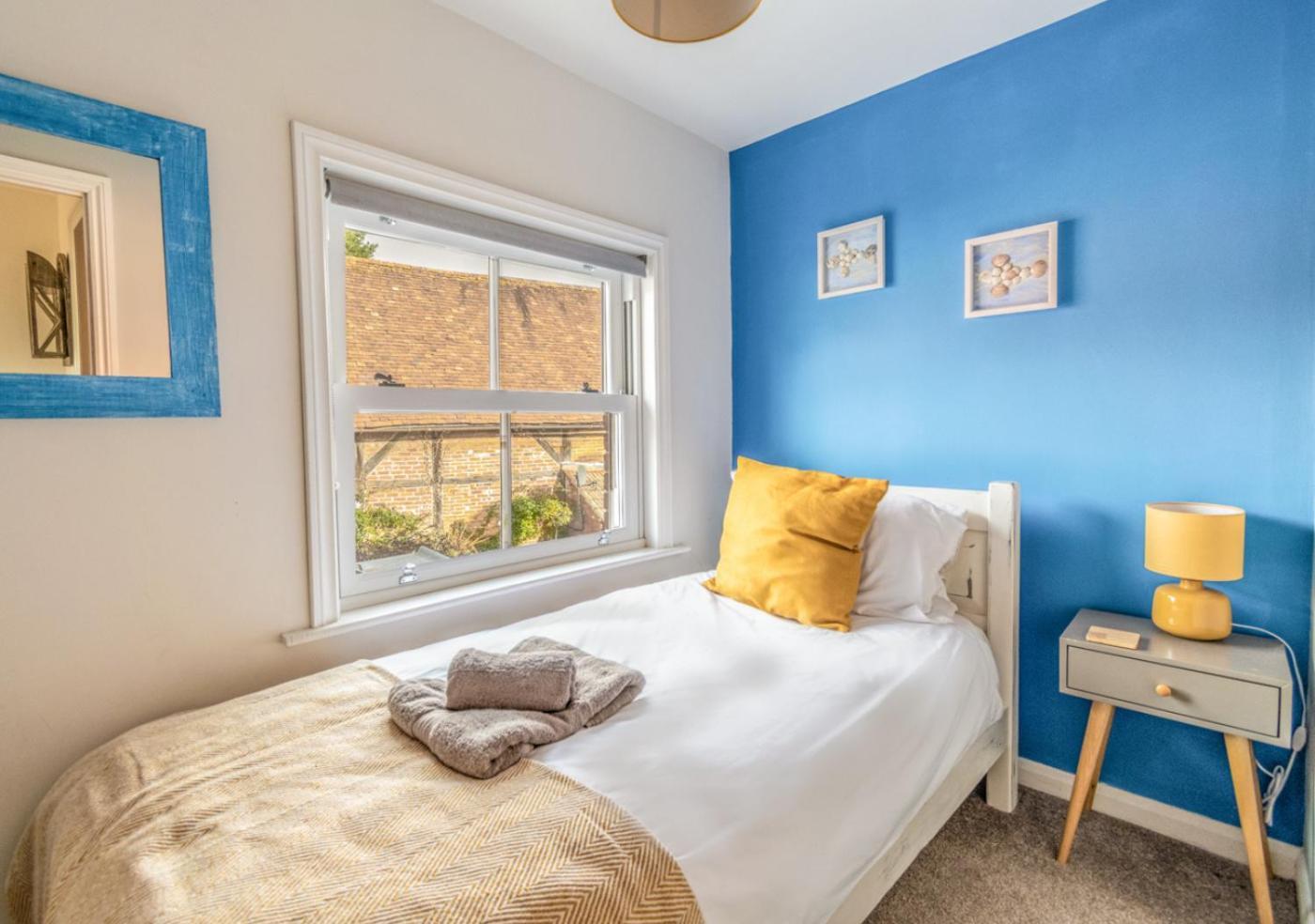 Stylish 2 Bedrooms Cosy & Bright Cottage, Pet Friendly, Sleeps 5, Titchfield Village - Summer Special Offer!! - By Blue Puffin Stays Buitenkant foto