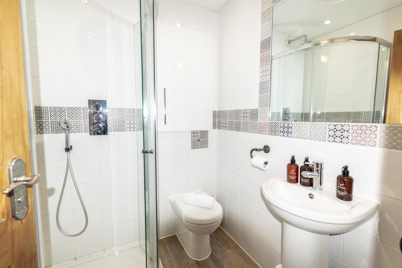 Stylish 2 Bedrooms Cosy & Bright Cottage, Pet Friendly, Sleeps 5, Titchfield Village - Summer Special Offer!! - By Blue Puffin Stays Buitenkant foto