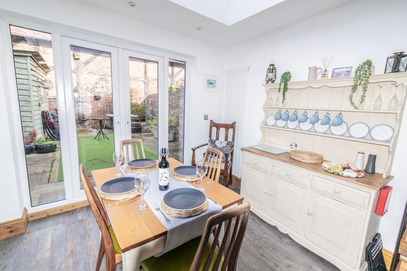 Stylish 2 Bedrooms Cosy & Bright Cottage, Pet Friendly, Sleeps 5, Titchfield Village - Summer Special Offer!! - By Blue Puffin Stays Buitenkant foto