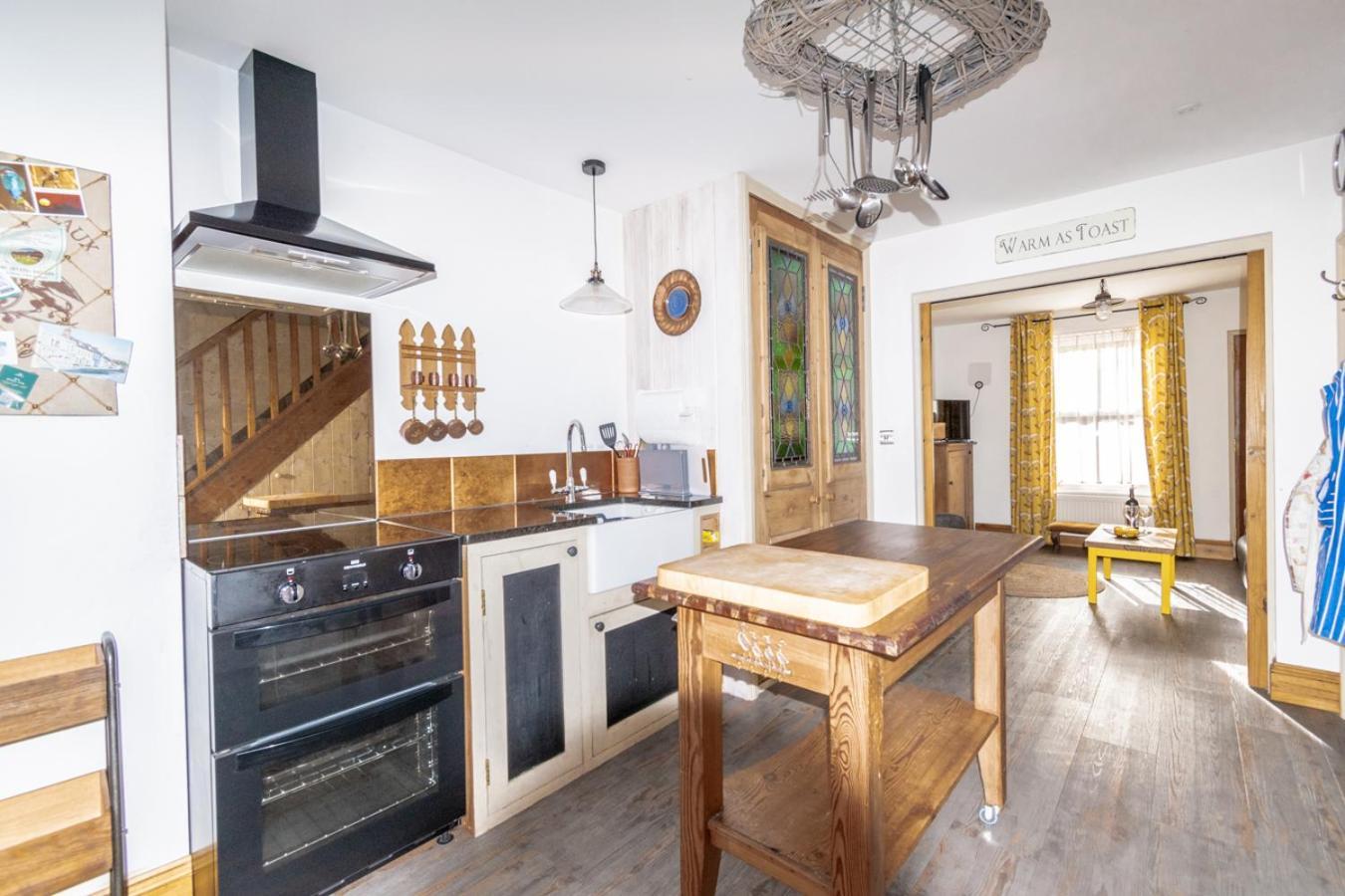 Stylish 2 Bedrooms Cosy & Bright Cottage, Pet Friendly, Sleeps 5, Titchfield Village - Summer Special Offer!! - By Blue Puffin Stays Buitenkant foto