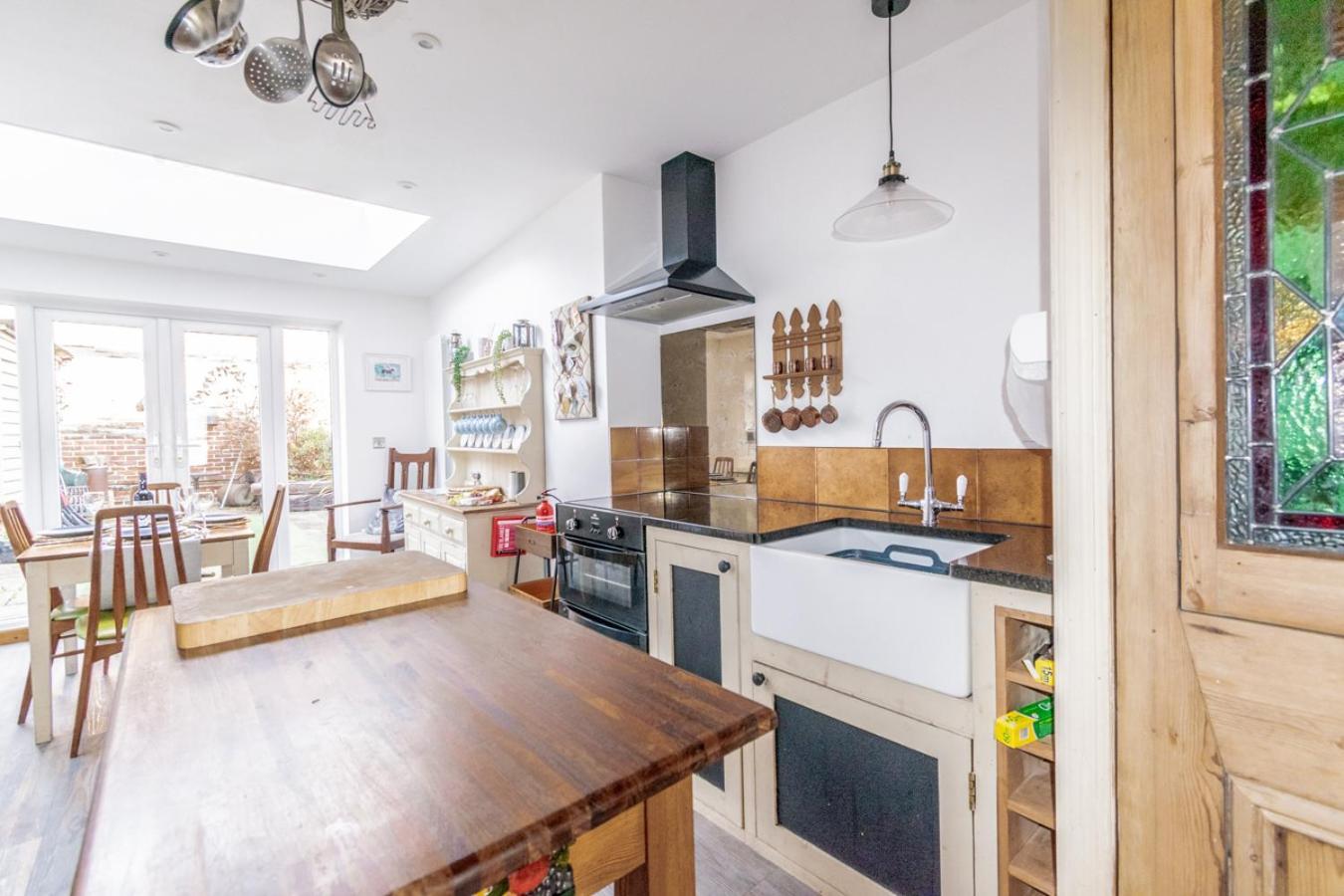 Stylish 2 Bedrooms Cosy & Bright Cottage, Pet Friendly, Sleeps 5, Titchfield Village - Summer Special Offer!! - By Blue Puffin Stays Buitenkant foto