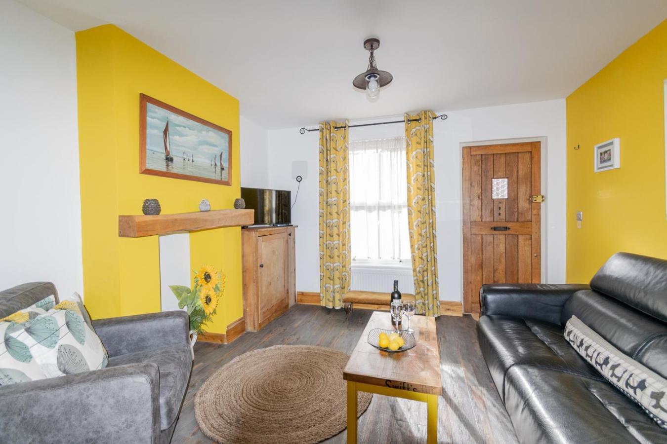 Stylish 2 Bedrooms Cosy & Bright Cottage, Pet Friendly, Sleeps 5, Titchfield Village - Summer Special Offer!! - By Blue Puffin Stays Buitenkant foto