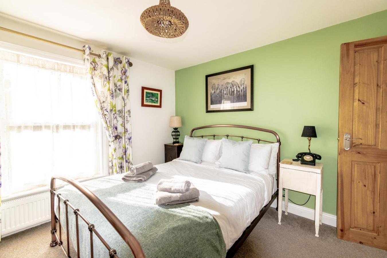 Stylish 2 Bedrooms Cosy & Bright Cottage, Pet Friendly, Sleeps 5, Titchfield Village - Summer Special Offer!! - By Blue Puffin Stays Buitenkant foto