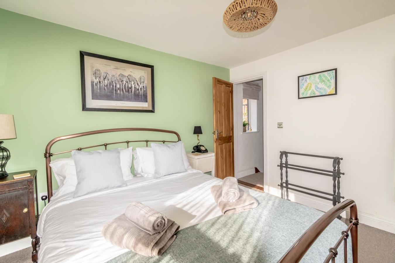 Stylish 2 Bedrooms Cosy & Bright Cottage, Pet Friendly, Sleeps 5, Titchfield Village - Summer Special Offer!! - By Blue Puffin Stays Buitenkant foto