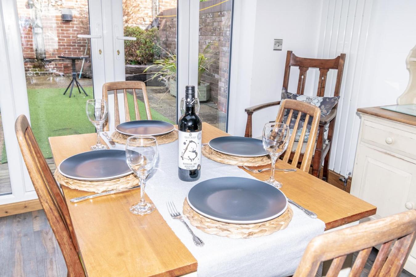Stylish 2 Bedrooms Cosy & Bright Cottage, Pet Friendly, Sleeps 5, Titchfield Village - Summer Special Offer!! - By Blue Puffin Stays Buitenkant foto