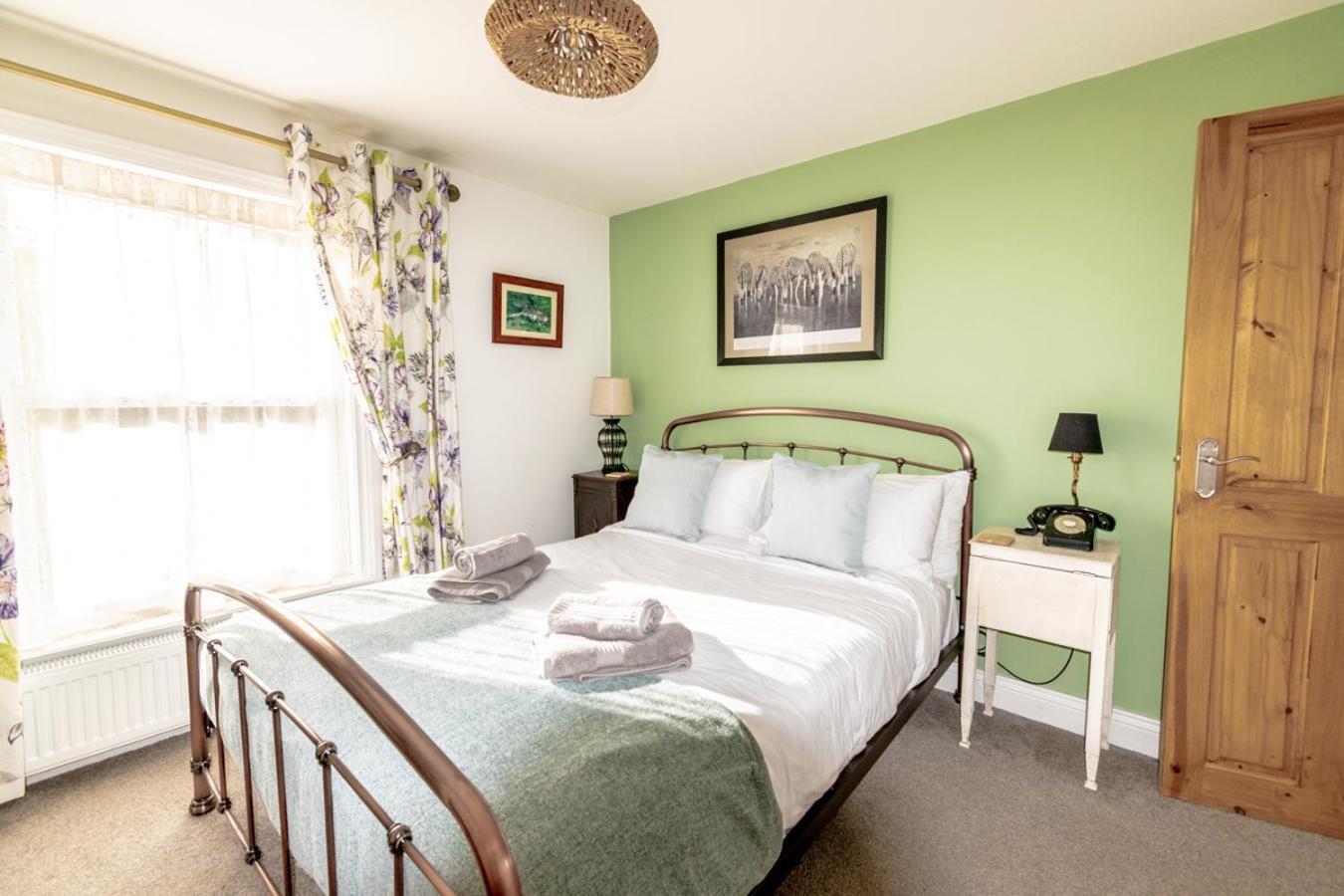 Stylish 2 Bedrooms Cosy & Bright Cottage, Pet Friendly, Sleeps 5, Titchfield Village - Summer Special Offer!! - By Blue Puffin Stays Buitenkant foto